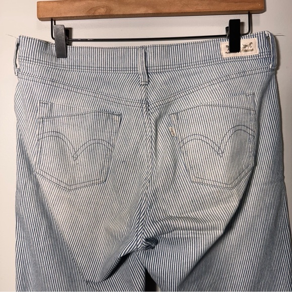 Levi's Cuffed Bermuda Women's Size 28 Blue White Pinstripes Denim Jean Shorts - Picture 7 of 15